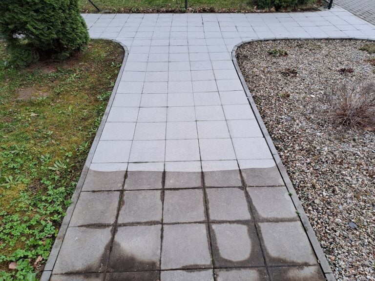 PRŮBĚH ČIŠTĚNÍ PROTISKLUZOVÉ DLAŽBA MŠ Trávníky, Vsetín